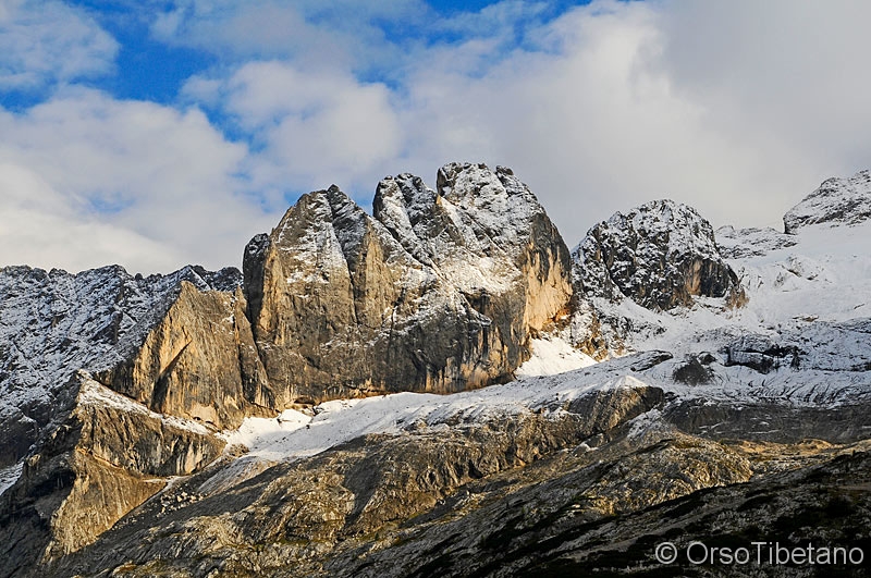 Dolomiti,_zona_Marmolada.jpg - OTTOBRE 2010. Ghiacciaio della Marmolada (scorcio). Una "sfarinata" a metà settembre annuncia l'arrivo dell'autunno.... il giorno dopo la neve non c'è più, ma l'autunno è sempre più vicino  -  OCTOBER 2010. Marmolada Glacier (foreshortening). A "floured" in mid-September announced the arrival of autumn .... the day after the snow is gone, but autumn is fast approaching