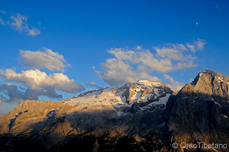 Marmolada.jpg - AGOSTO 2011. Ghiacciaio della Marmolada (Dolomiti). Panorama in una sera d'estate trascorsa in Dolomiti, aspettando il tramonto e godendosi il fresco dell'alta quota.... - AUGUST 2011. Marmolada Glacier. Panorama in a summer evening spent in the Dolomites, waiting for the sunset and enjoying the fresh air of high altitude....