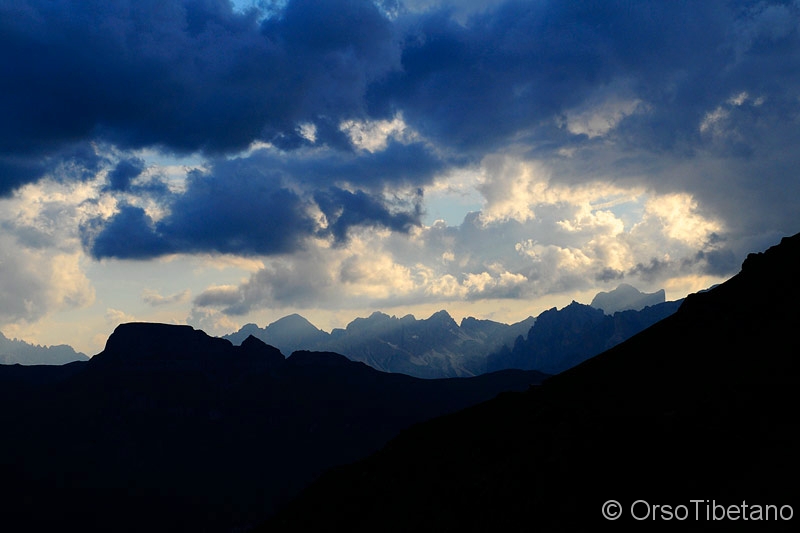 Tramonto_in_Dolomiti.jpg - SETTEMBRE 2011. Tramonto in Dolomiti. La giornata si sta concludendo... le luci del giorno stanno lasciando il posto alle "luci della notte".... - SEPTEMBER 2011. Sunset in the Dolomites. The day is ending... the lights of the day are leaving the place to "night lights".... 