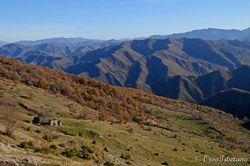 20111127-134405.jpg - Vallata dei Lavacchi, con Casa Lavacchio di Sopra.  -  Valley of the Lavacchi, with Casa Lavacchio di Sopra.