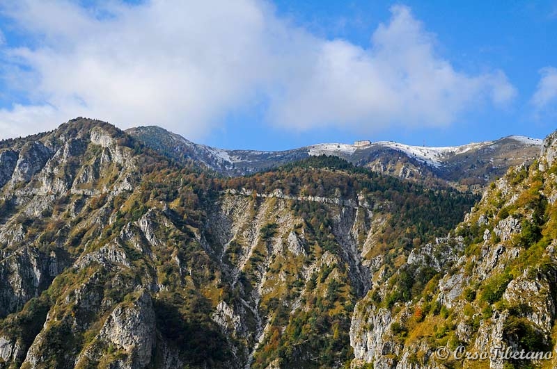 20111023-095510.jpg - Salendo al Monte Grappa, usciti dal Bosco.  -  Going up to Monte Grappa, out of the Woods.