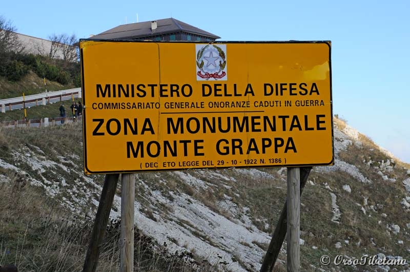 20111023-144519_01.jpg - In cima al Monte Grappa sorge un grandissmo Sacrario Militare, che raccoglie le spoglie sia di soldati Austriaci che Italiani.  -  At the top of Monte Grappa rises a huge Military Memorial, which collects the remains of Austrians and Italians soldiers.