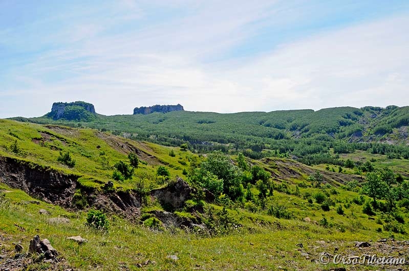 20110619-094118.jpg - Sasso Simoncello a sinistra, nella regione Marche. Sasso Simone a destra, regione Toscana. -  Sasso Simoncello on the left, in the Marche region. Sasso Simone on the right, Toscana region.