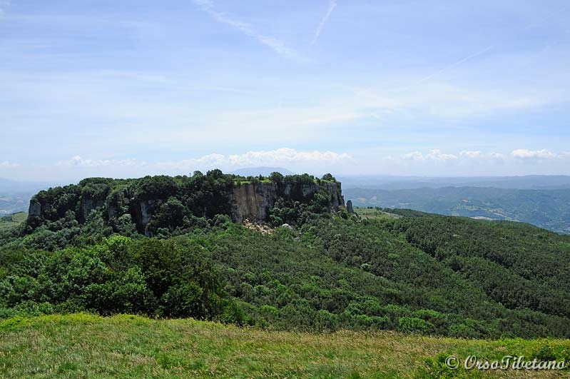 20110619-110544.jpg - Sasso Simone, visto da Sasso Simoncello.  -  Sasso Simone, seen from Sasso Simoncello.